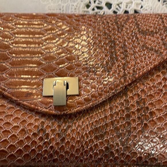 Small bag with chain handle! EUC! Salmon color like snakeskin! 6”tall! 11”w - Picture 3 of 7